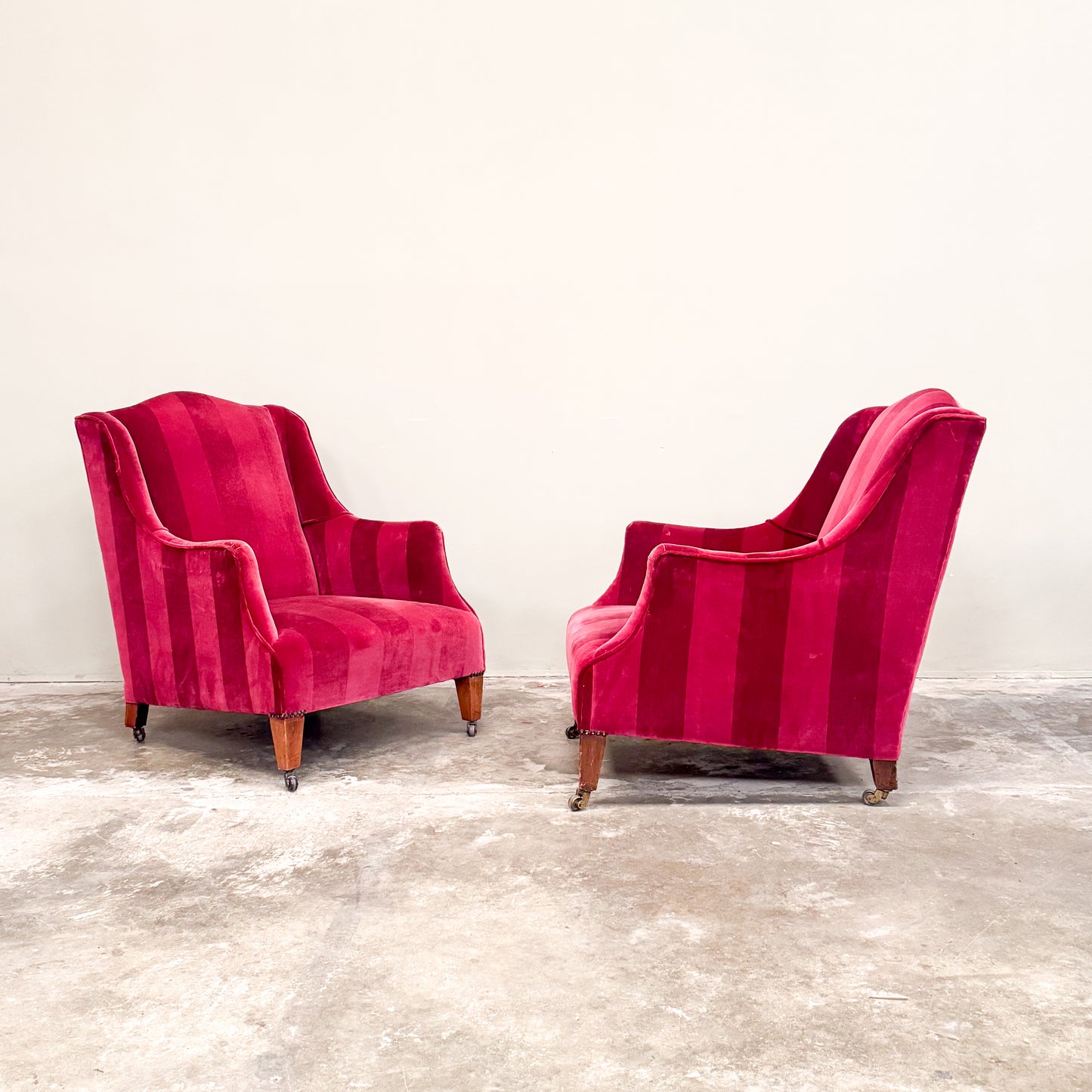 C017a Pair of Elegant 20th Century Winged Armchairs