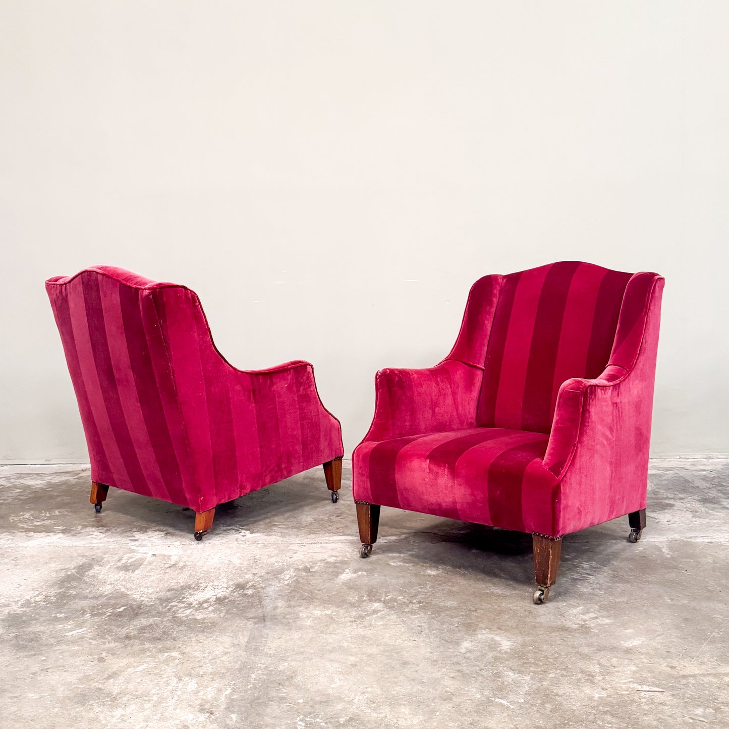 C017a Pair of Elegant 20th Century Winged Armchairs