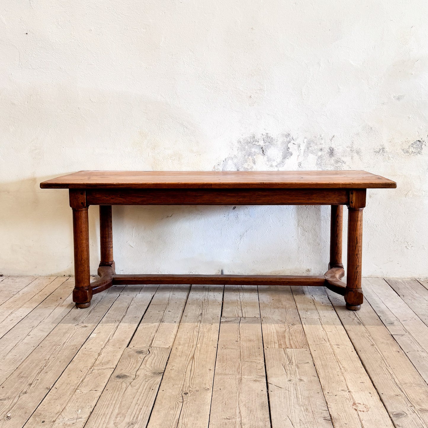 1297 Barrel Leg Dining Table