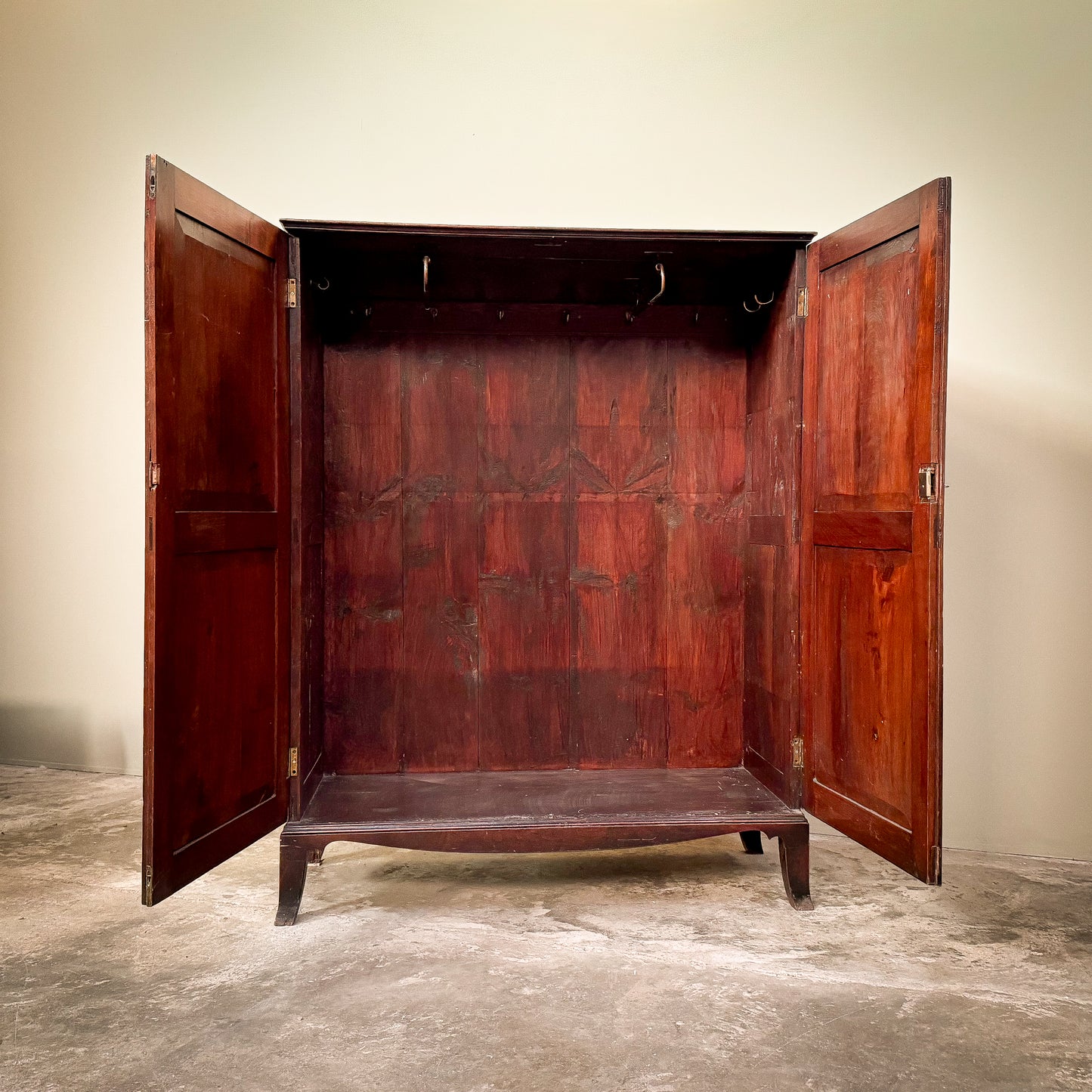 1114 Elegant English Cupboard