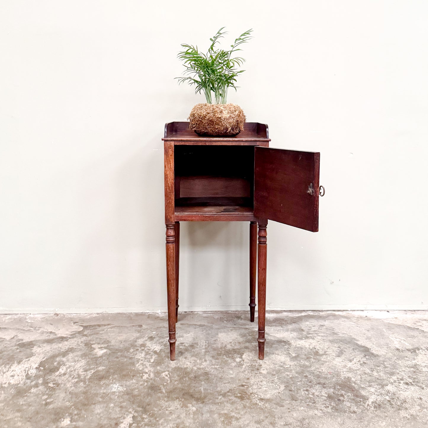 1283 Mahogany Pot Cupboard