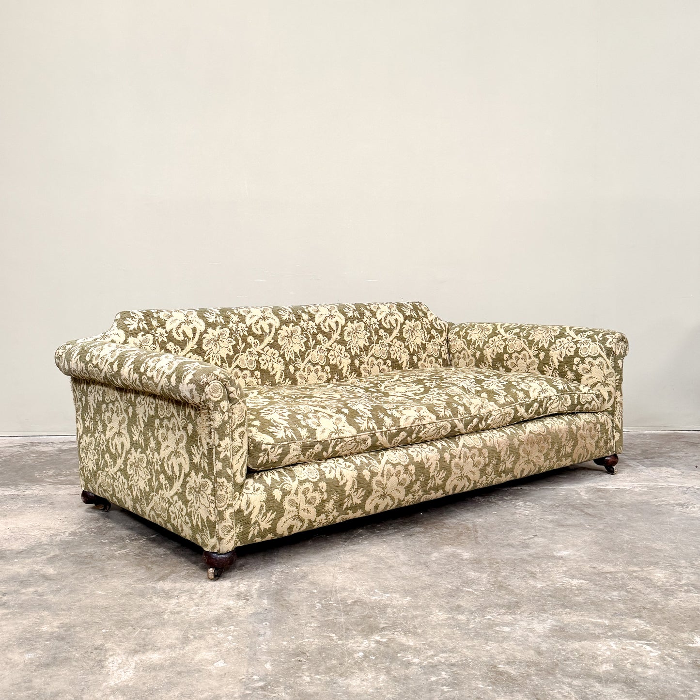 C025a 1930s Country House sofa