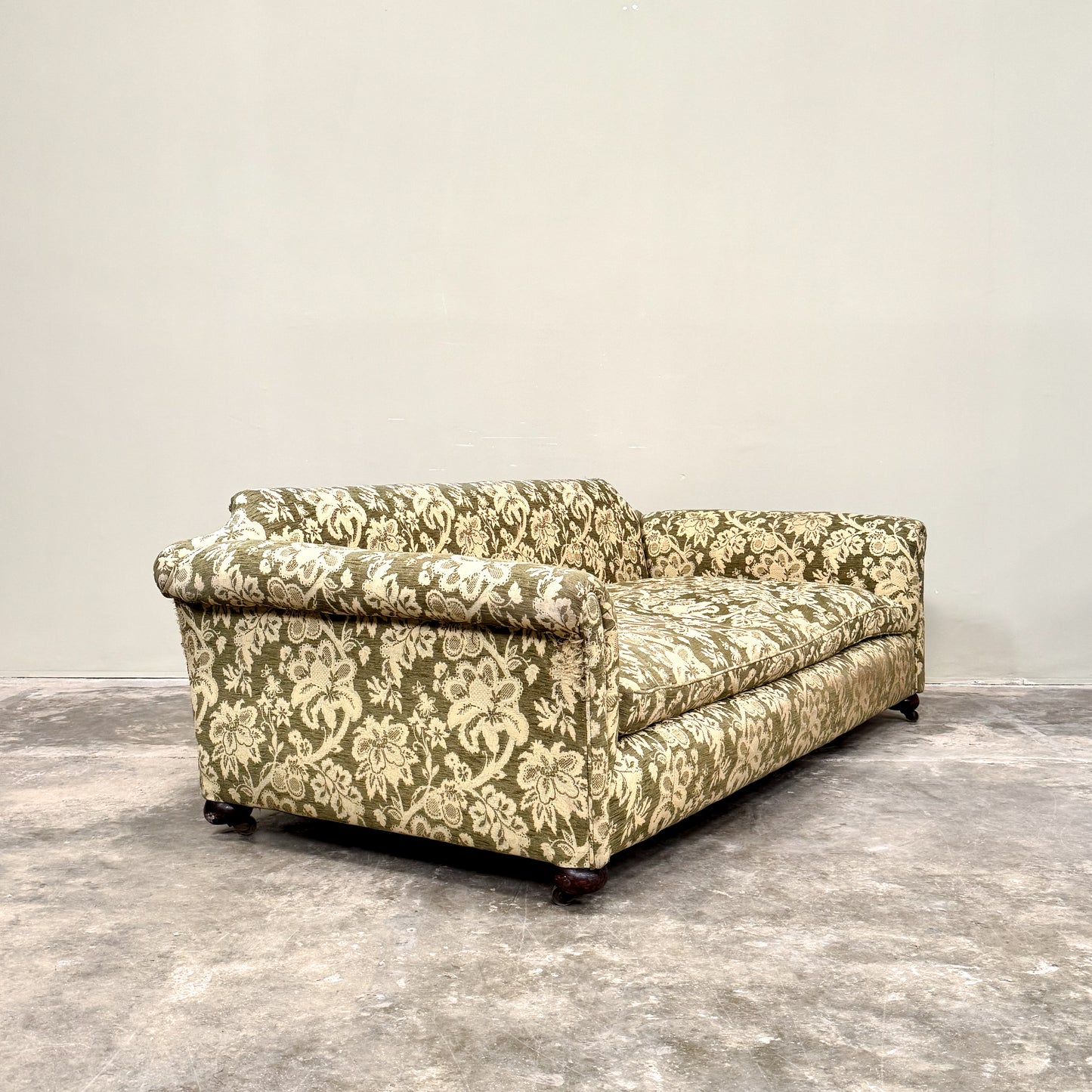 C025a 1930s Country House sofa