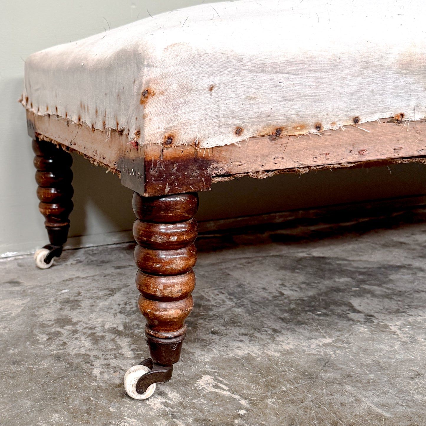 C1285 Bobbin Day Bed