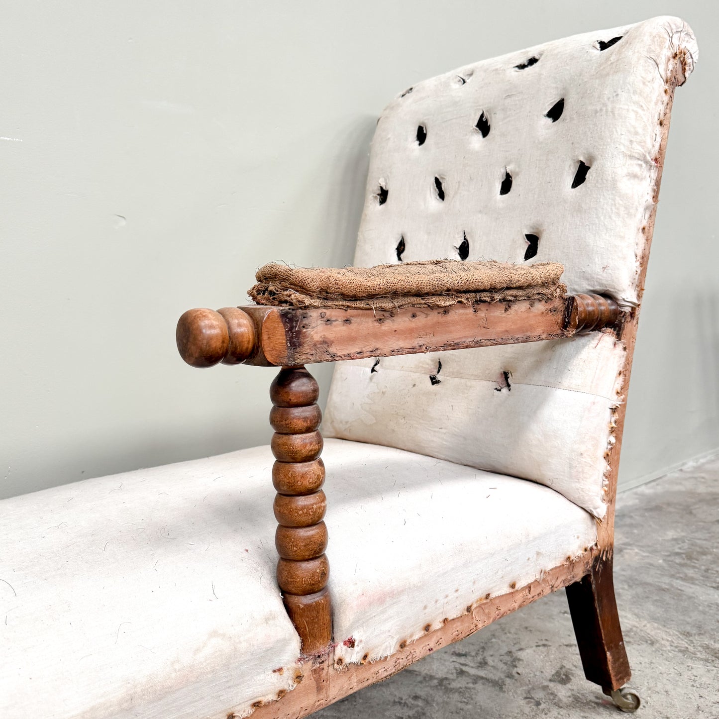 C1285 Bobbin Day Bed