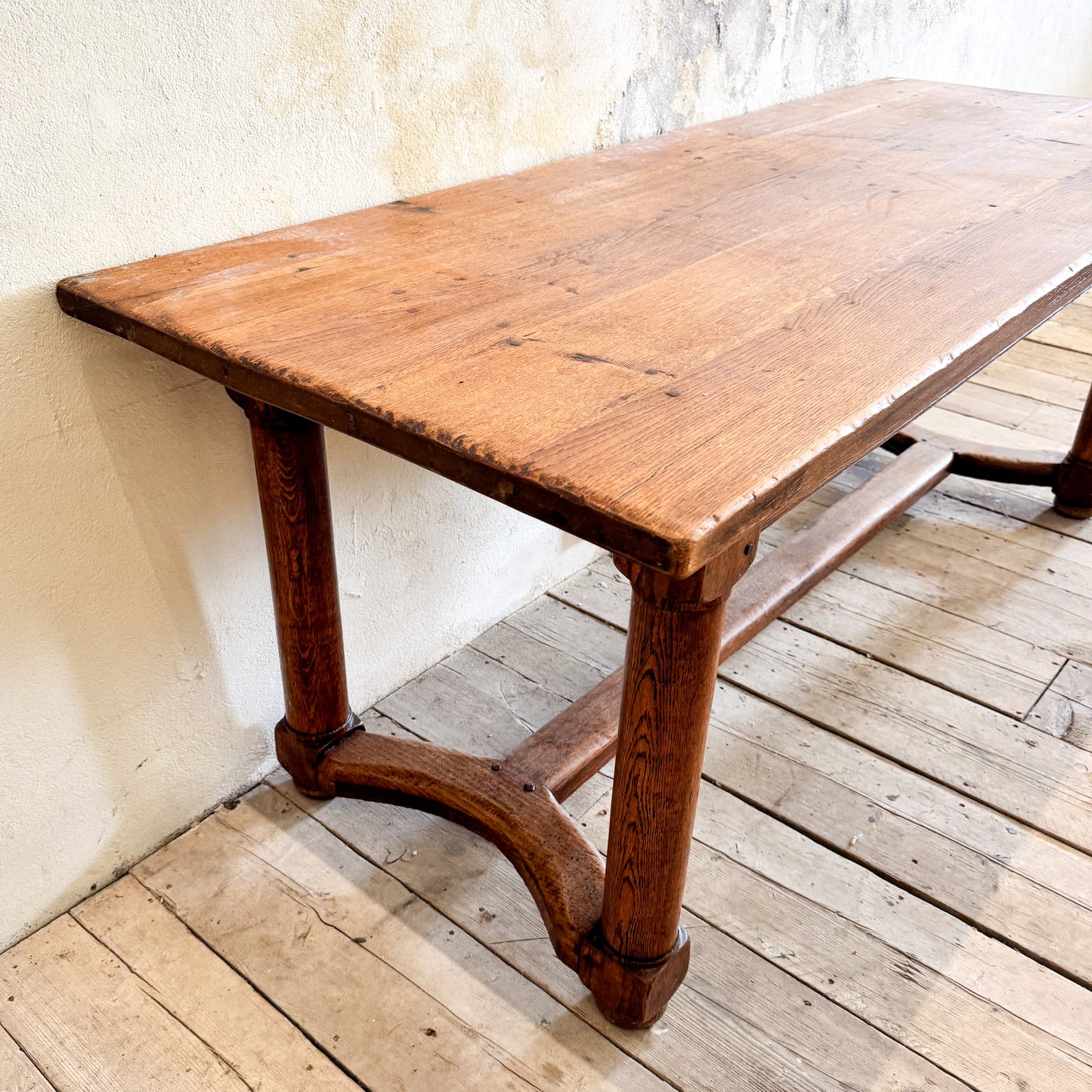 1297 Barrel Leg Dining Table
