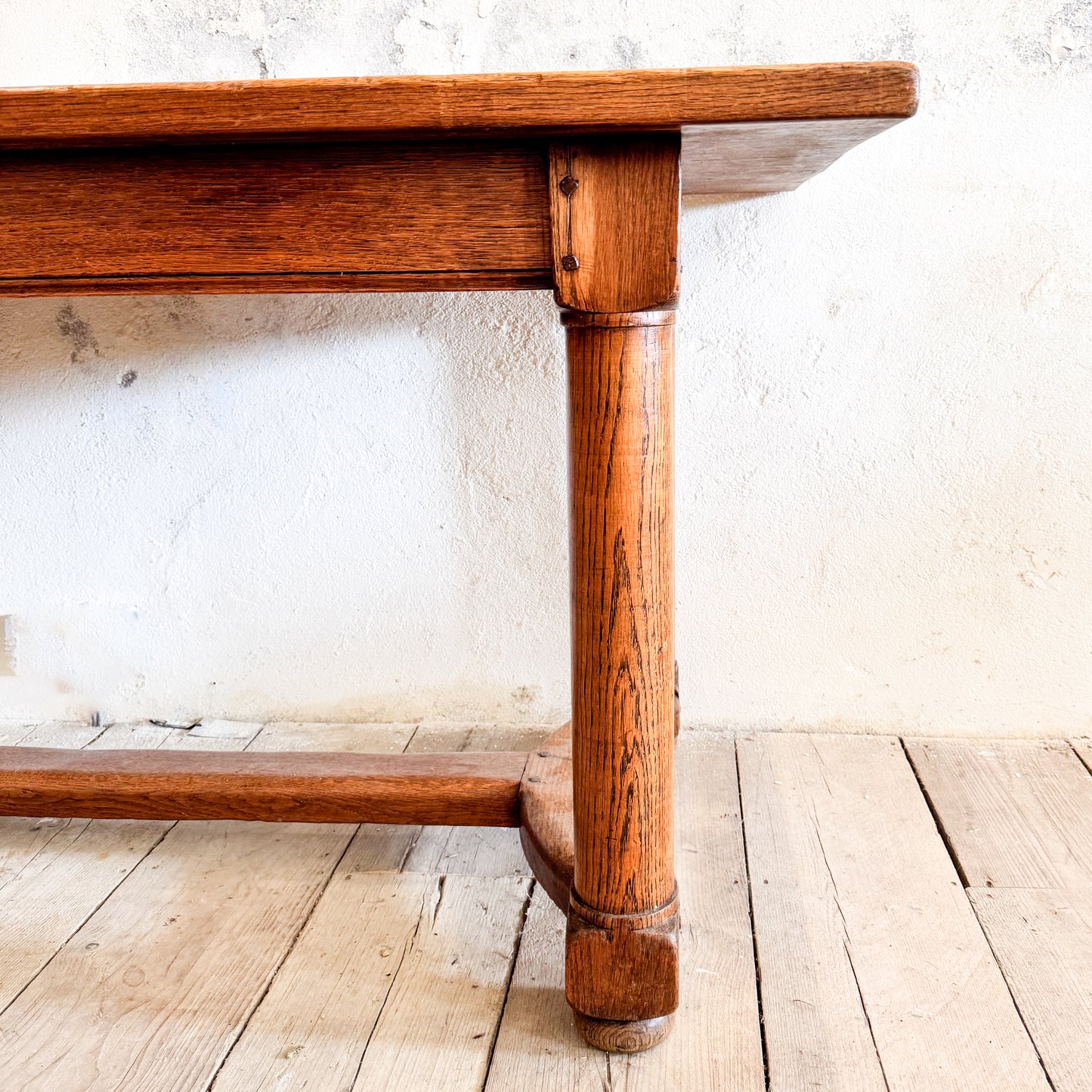 1297 Barrel Leg Dining Table