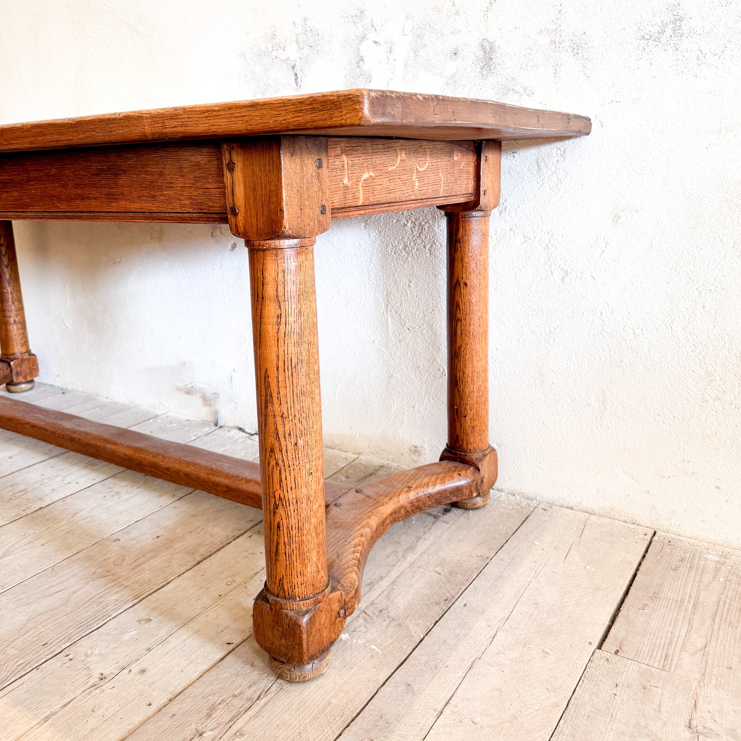1297 Barrel Leg Dining Table